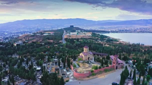 Gün Batımında Tiflis Deniz Mezarlığının Üzerinden Şehir Siluetine Uçuyor — Stok video