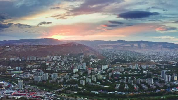Vista Aérea Del Horizonte Urbano Tiflis Bajo Cielo Del Atardecer — Vídeos de Stock