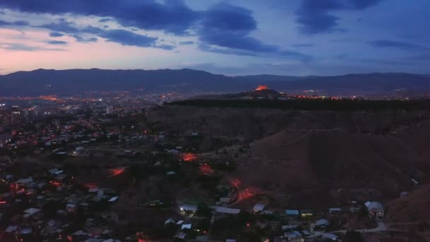Akşam Vakti Tiflis Şehir Manzarası Yakınlarındaki Dağların Havadan Görünüşü — Stok video