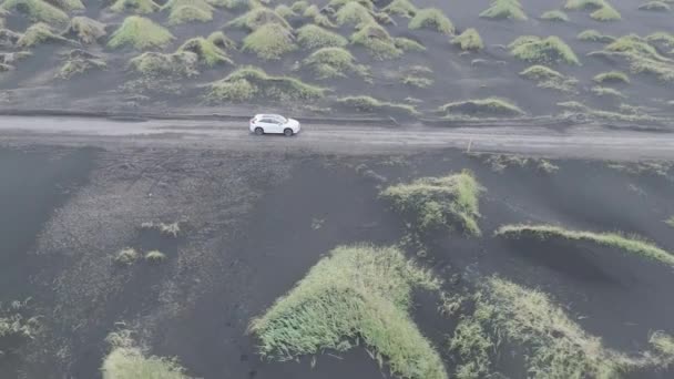 Carro Dirigindo Stokksnes Com Grama Colina Para Praia Islândia — Vídeo de Stock