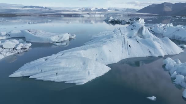 Panorama Jokulsarlon Glacial Lagoon Icebergs Calm Waters Iceland Aerial — Vídeos de Stock