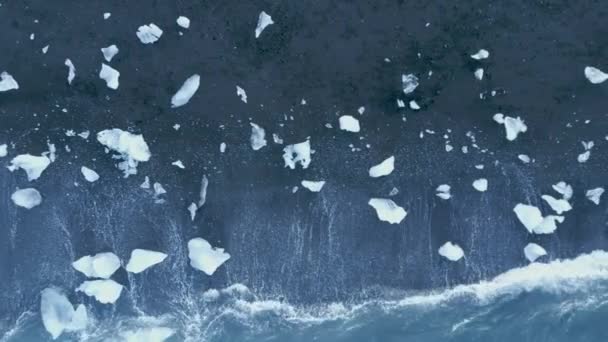 Onde Che Infrangono Sui Frammenti Iceberg Sparsi Sulla Sabbia Nera — Video Stock