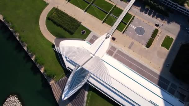 美国威斯康星州密尔沃基艺术博物馆鸟瞰全景 密西根湖畔的现代场馆 自上而下的无人机拍摄 — 图库视频影像