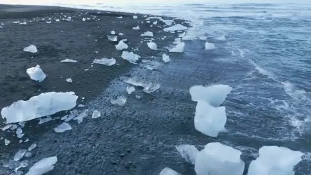 Scénický Pohled Ledové Skály Černém Písečném Pobřeží Diamond Beach Islandu — Stock video