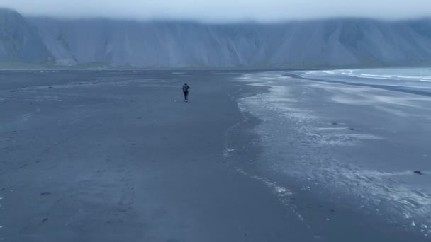 Drone Fly Lone Man Walking Stokksnes Seashore Nära Vestrahorn Mountain — Stockvideo
