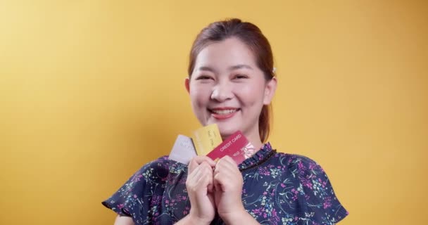 Beleza Sorridente Mulher Asiática Detém Cartão Crédito Para Compras Com — Vídeo de Stock