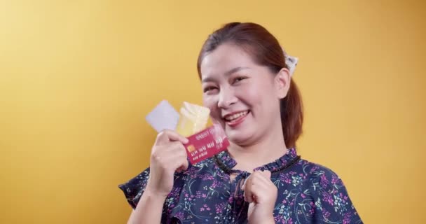 Beauty Smiling Asian Woman Holds Credit Card Shopping Payment Purchases — Stock Video