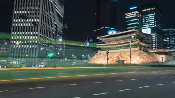 Panning Night Time Lapse Namdaemun Gate Och Upptagen Seoul City — Stockvideo