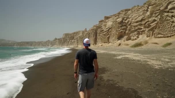 Після Чоловіка Який Ходив Босоніж Пляжі Влайхада Санторіні Греція — стокове відео