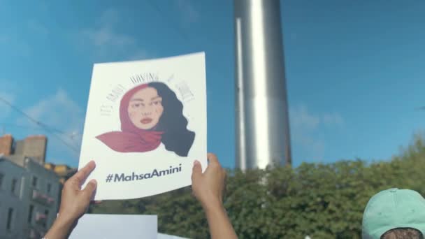 Manifestation Pour Mahsa Amini Manifestant Tenant Portrait Connell Street Dublin — Video