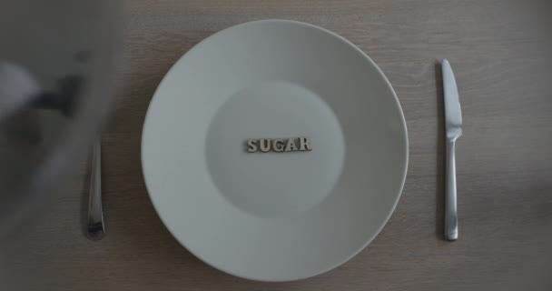 その上に単語シュガーとホワイトプレート 砂糖消費の概念を明らかに — ストック動画