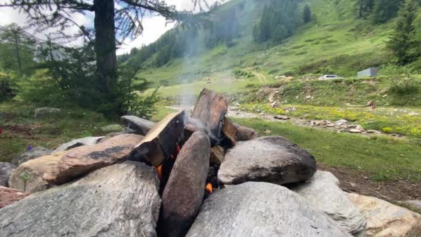 Close Camp Fire Burning Logs Stones Mountains — Vídeos de Stock