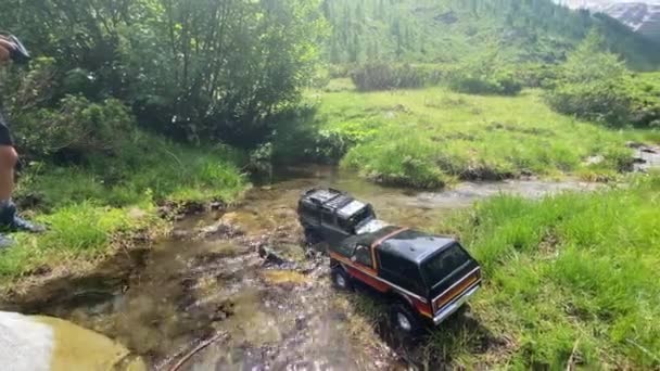 Transportér Landrover Defender Ford Bronco Projíždějí Malou Řekou Přírodě Švýcarské — Stock video
