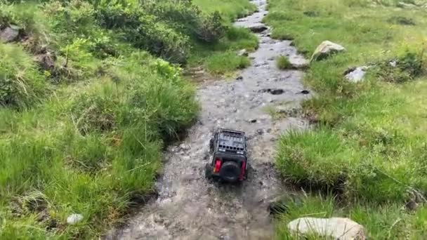 Crawler Landrover Defender Kör Genom Liten Flod Naturen Vacker Alpin — Stockvideo