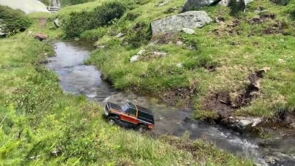 Crawler Ford Bronco Áthajt Egy Kis Folyón Természetben Gyönyörű Alpesi — Stock videók