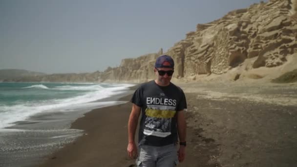 Jeden Mężczyzna Okularach Przeciwsłonecznych Spaceruje Plaży Vlychada Santorini Grecja — Wideo stockowe