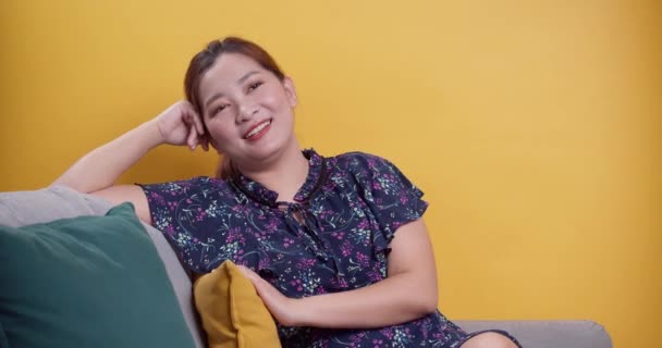 Las Mujeres Sonrientes Ven Entretenimiento Transmisión Televisión Mientras Están Sentadas — Vídeo de stock