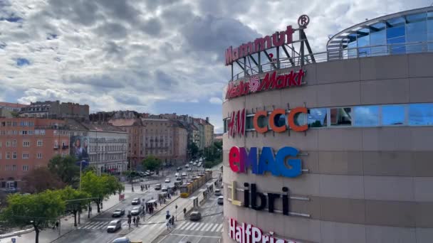 Facade Mammut Shopping Center Budapest Hungary 6路面電車 Szll Klmn Squareを背景にした交通 — ストック動画