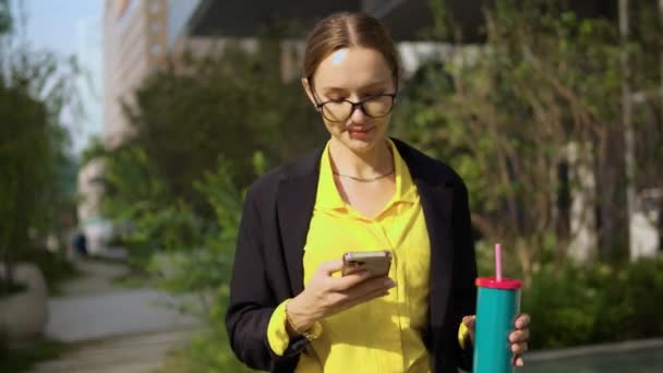 Задоволена Усміхнена Бізнес Леді Використовуючи Телефон Ходу Під Час Офісної — стокове відео