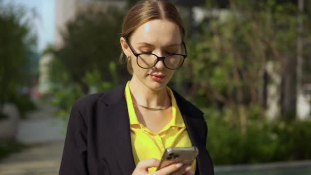 Mulher Negócios Andando City Street Assistindo Tela Smartphone Dia Verão — Vídeo de Stock