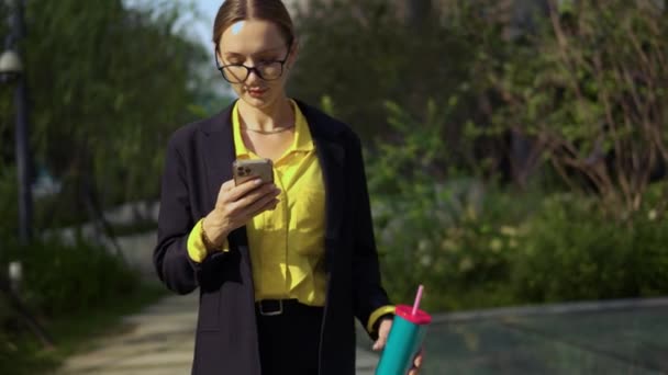 Donna Affari Seria Caucasica Che Cammina Utilizza Smart Phone Città — Video Stock