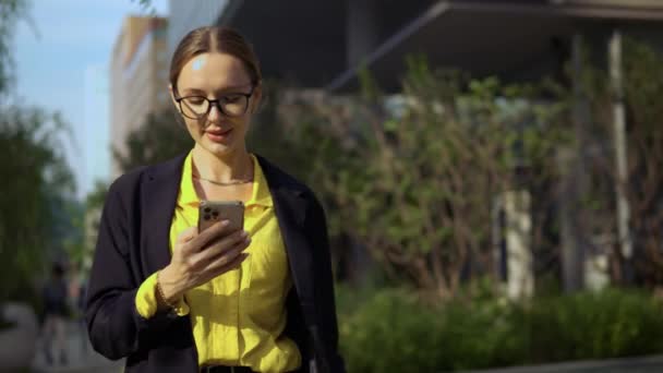 Женщина Формальном Костюме Ходит Использует Телефон Пределами Офиса — стоковое видео