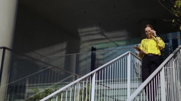 Mulher Negócios Elegante Camisa Amarela Óculos Andando Pela Escada Livre — Vídeo de Stock