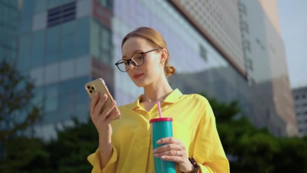 年轻迷人的乌克兰女商人在办公楼外使用手机 — 图库视频影像
