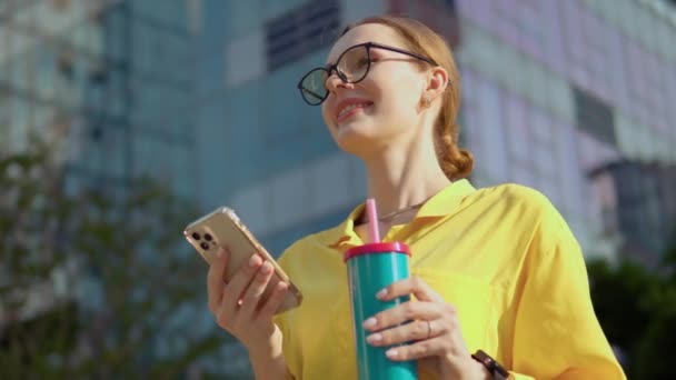 Glimlachende Blanke Vrouw Bril Met Behulp Van Mobiele Telefoon Typen — Stockvideo