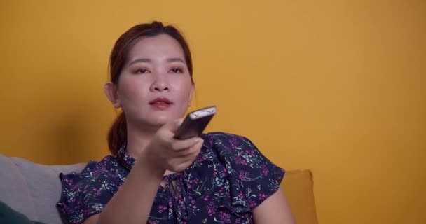 Kadın Video Izleme Platformu Izliyor Televizyon Efekti Kanepede Uzaktan Kumandayla — Stok video