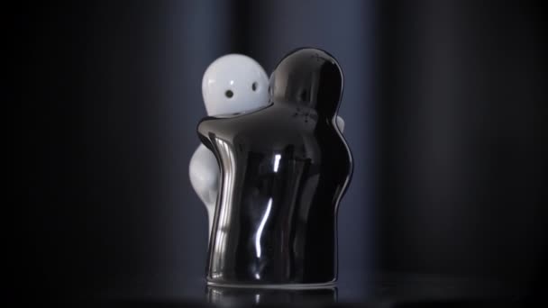 Černobílé Objímající Porcelánové Figurky Rotující Reflexním Povrchu Černé Pozadí Detailní — Stock video