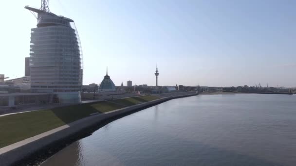 Drohnenflug Bremerhavens Skyline Waterfront — Stockvideo