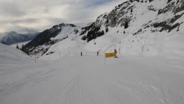 Skifahrer Und Snowboarder Fahren Einen Schmalen Hang Hinunter Warnschilder Stehen — Stockvideo