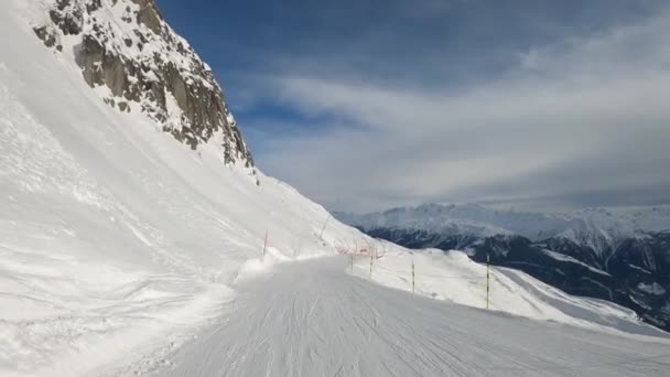 Лыжник Катается Лыжах Узкому Склону Защитные Решетки Находятся Краю Склона — стоковое видео