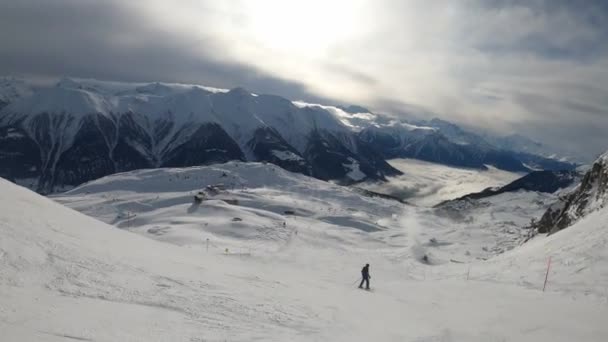 斜面を滑り降りるスキーヤーのハメ撮り 彼の前で他の2人のスキーヤーが丘を滑り降りる — ストック動画