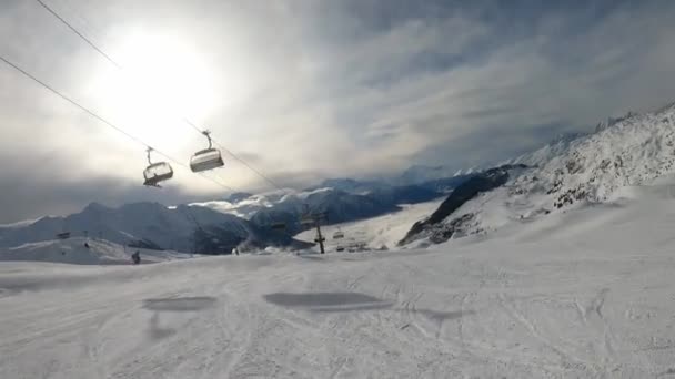 Ένας Σκιέρ Κάνει Σκι Στην Πλαγιά Πολύ Γρήγορα Σκι Του — Αρχείο Βίντεο