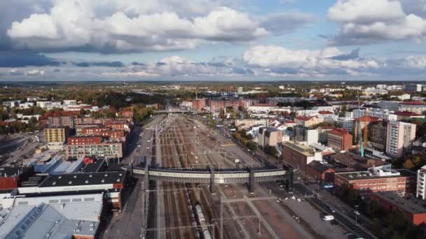 欧洲一个中型城市中心附近的铁道场 左轮手枪 — 图库视频影像