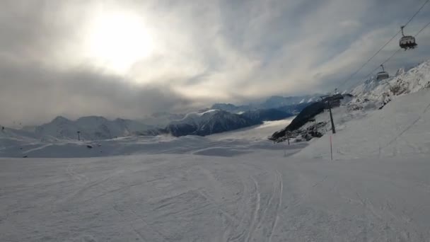 Sciatore Sciare Veloce Lungo Pista Punto Vista Dello Sciatore Seggiovie — Video Stock