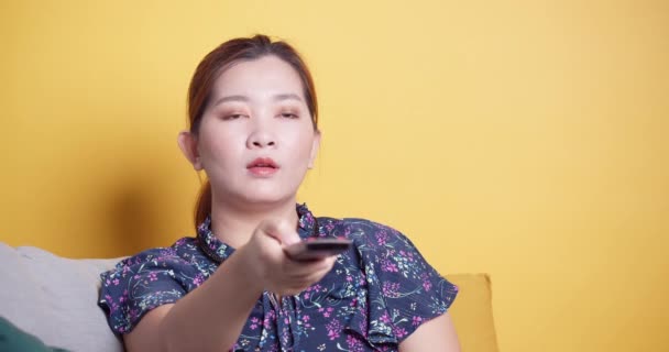 Kadın Video Izleme Platformu Izliyor Televizyon Efekti Kanepede Uzaktan Kumandayla — Stok video