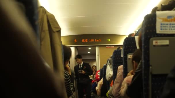 Αξιωματικοί Ελέγχουν Εισιτήρια Των Τρένων Για Τους Επιβάτες Kunming Yunnan — Αρχείο Βίντεο