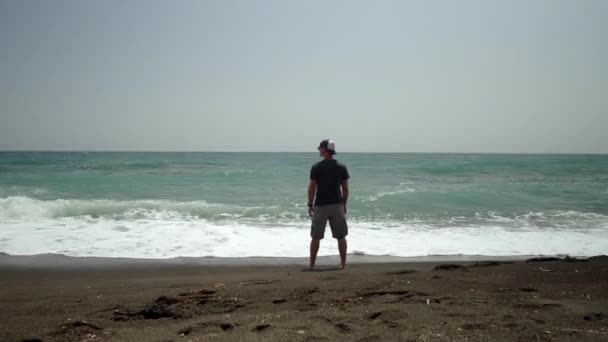 Szerokie Ujęcie Stojącego Człowieka Patrzącego Burzliwe Morze — Wideo stockowe