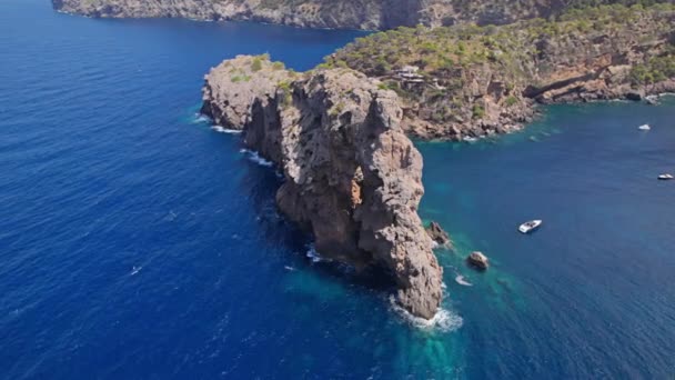 Drone Shot Rough Cliff Cove Yachts Anchor Flying Circle — Vídeo de stock