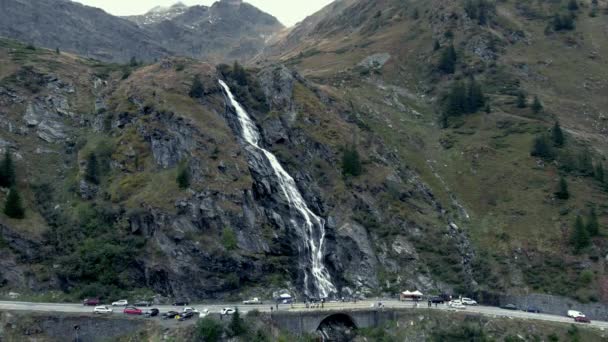 Krásný Vodopád Straně Silnice Transfagarasan Rumunsku — Stock video