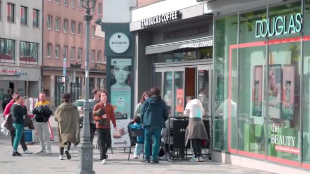 People Buy Coffee Starbucks Store Munich American Coffeeshop Chain Popular — Vídeo de stock