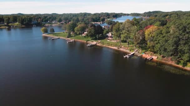 Luxury Homes Shores Mona Lake Norton Shores Early Fall Colors — Stock Video