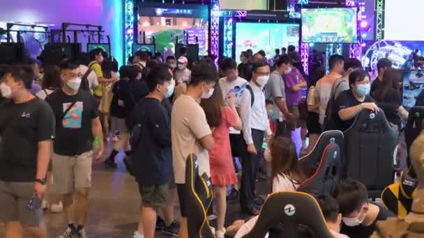Китайские Посетители Розничные Покупатели Технологий Просматривают Тестируют Покупают Игровые Стулья — стоковое видео