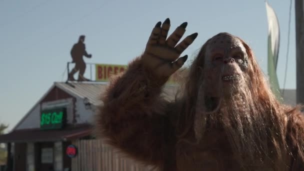 Bigfoot Sasquatch Zwaait Hand Lucht Kostuum Lopen Glimlachen Eng Halloween — Stockvideo