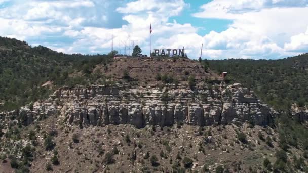 Raton Usa Landmark Sign American Flag Hilltop City Drone Aerial — Vídeos de Stock