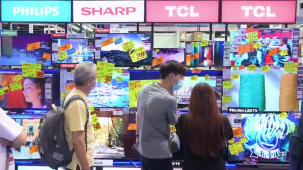 香港コンピュータ通信祭では 割引電子製品を購入する人々として 中国の小売顧客がTcl フィリップス シャープテレビ の販売のために表示されます — ストック動画