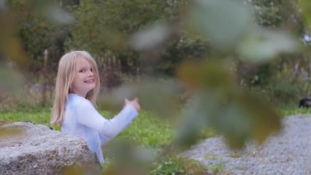 Ritratto Palmare Bambina Scandinava Bionda Appoggiata Alla Roccia All Aperto — Video Stock